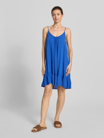 Kobiece modelka nosi Minikleid aus Viskose mit tiefem Rückenausschnitt von Shiwi, czysta wiskoza, krój A-linia, regulowane ramiączka, głęboki dekolt na plecach, model 'Ibiza Dress Solid', długość tyłu w rozmiarze S: 68 cm, szerokość w rozmiarze S: 35 cm, intensywny niebieski kolor, lekka tekstura, gładka powierzchnia, widok całej sylwetki z przodu