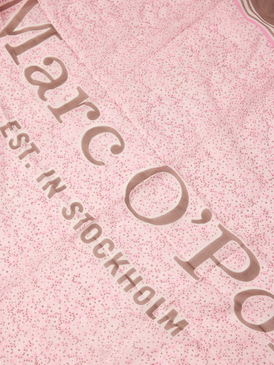 Produktfoto, Schal aus Modal-Baumwoll-Mix von Marc O'Polo Denim in Rosa mit floralem Allover-Muster und Label-Schriftzug, samtiger Struktur