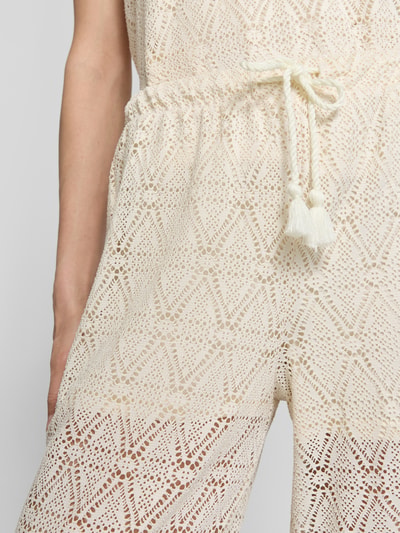 Frauenmodel trägt Regular Fit Weite Hose mit semitransparentem Besatz Modell 'MAYA' von Vero Moda in Strickoptik, Tunnelzug, Nahaufnahme Oberkörper.