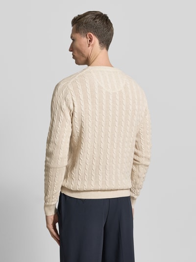 Männermodel trägt Strickpullover mit Zopfmuster und Label-Stitching von Fynch-Hatton in Beige, Reine Baumwolle, Slim-Fit, Ganzkörperansicht Rückansicht.