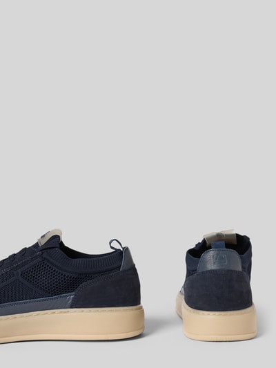 Produktfoto, Sneaker mit Label-Detail von BULLBOXER in Dunkelblau mit Strukturmuster, abgerundete Form, strukturierte Sohle, Schnürverschluss, Absatzhöhe 3 cm, Schafthöhe 7 cm, Schaftweite 9 cm, Herren Sneaker.