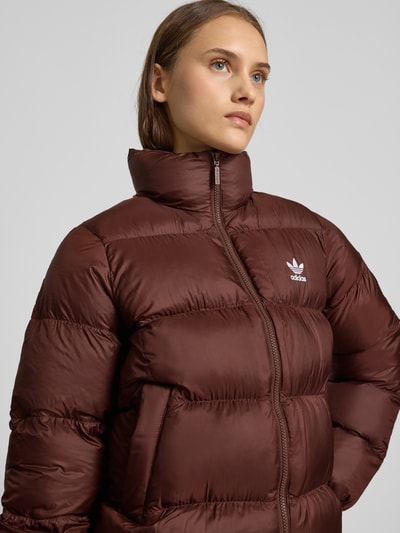 adidas Originals Pikowana kurtka o kroju regular fit z wyhaftowanym logo Średniobrązowy 3