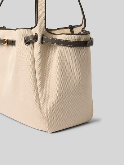 Produktfoto, Bucket-Bag mit Drawstring-Verschluss von Tory Burch, Strukturmuster, Innenfach, langer Trageriemen, Breite 52 cm, Länge 28 cm, Tiefe 18 cm, Damen Accessoire in Beige und Braun.