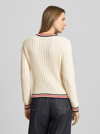 Frauenmodel trägt Strickpullover mit Zopfmuster von Jake*s Casual, cremefarben, reine Baumwolle, körpernaher Schnitt, Kontrast-Abschlüsse, Rückansicht.
