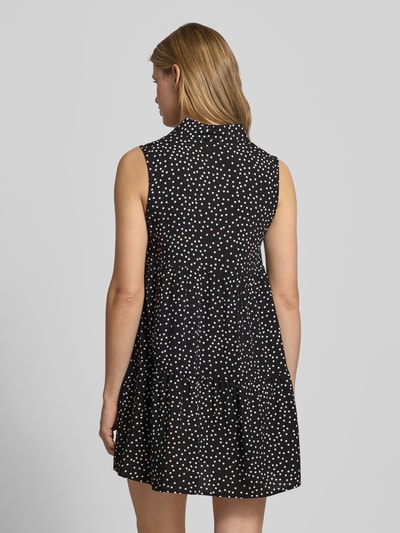 Frauenmodel trägt Ausgestelltes Hemdblusenkleid aus reiner Viskose Modell 'THEA' von Only, Optik: Allover-Muster, Mini-Länge, ärmellos, gerade Textur, Rückansicht.