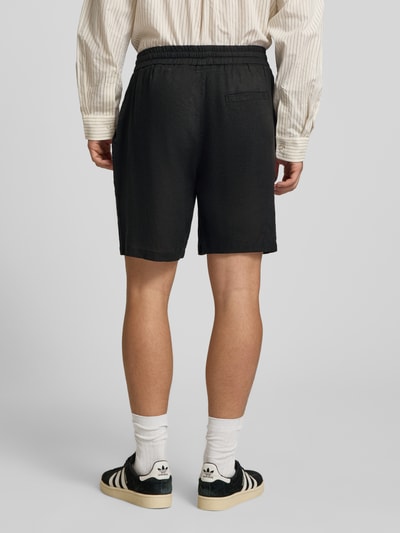 Männermodel trägt Regular Fit Shorts aus Leinen-Viskose-Mix Modell 'LAURENCE' von Only & Sons, Optik: Unifarben, Passform: Regular-Fit, Verschluss: Tunnelzug, Bundabschluss: Elastisch, Taschen: Eingrifftaschen, Gesäßtasche, Material: Leinen-Viskose-Mix, Ganzkörperansicht Rückansicht.