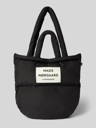 Produktfoto, Handtasche mit Label-Detail und Steppnähten von MADS NØRGAARD in Schwarz mit Tragehenkel und Schulterriemen, glatte Textur.