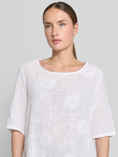 Vrouwenmodel draagt T-shirt met ronde hals model 'Li44alii' van ZABAIONE, puur katoen, recht model, ruglengte maat S 70 cm, close-up bovenlichaam