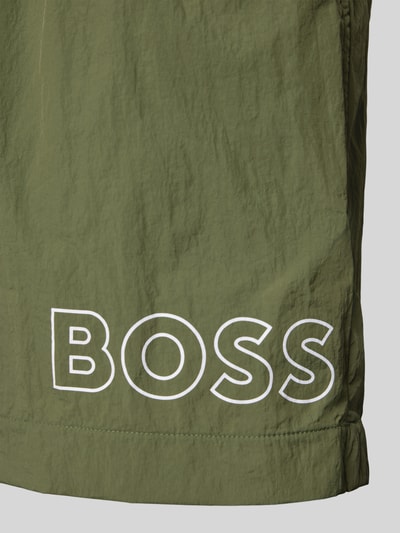 Produktfoto, Regular Fit Badeshorts mit Label Print Modell 'MOONEYE' von BOSS, efekt: jednolity kolor, nadruk z logo, elastyczny ściągacz z tunelem, wpuszczane kieszenie