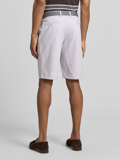 Männermodel trägt Bermudas mit Gürtel und Gesäßleistentaschen von Christian Berg Men in Hellgrau, Baumwoll-Mix, Rückansicht Ganzkörperansicht.
