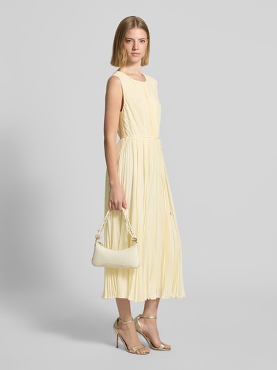 Frauenmodel trägt Regular Fit Kleid mit Plissee von s.Oliver BLACK LABEL, Optik: Unifarben, Midi-Länge, Rundhals-Ausschnitt, Nahtreißverschluss, Bindeband, Ärmelform: ohne Ärmel, Materialverarbeitung: Plissee. Ganzkörperansicht von vorne.