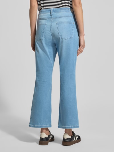 Frauenmodel trägt Bootcut Jeans aus Baumwoll-Mix Modell 'DREAM KICK' von MAC, hellblau, 5-Pocket-Design, Ganzkörperansicht Rückansicht. Damen Jeans, Baumwoll-Elasthan-Mix, verkürzte Passform, Größe 36/27, Bundweite 40 cm, Innenbeinlänge 67 cm.