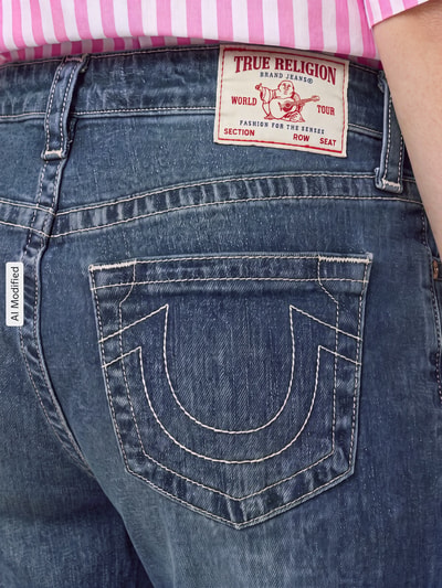 Mężczyznamodel nosi jeansy w kolorze niebieskim model 'Bobbi' od TRUE RELIGION, mieszanka modalu i bawełny, zdjęcie detaliczne, KI-modifiziertes Bild.