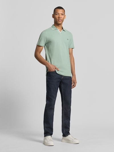 Männermodel trägt Modern Fit Poloshirt mit Logo-Stitching von Christian Berg Men aus Reine Baumwolle, Polokragen, Ganzkörperansicht von vorne.