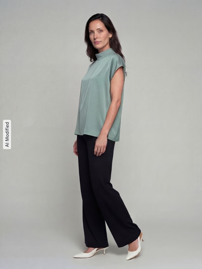 Frauenmodel trägt Blusenshirt mit Stehkragen von Jake*s Collection in Mintgrün, Material-Mix mit Stretch-Anteil, Ganzkörperansicht von vorne