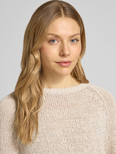 Frauenmodel trägt Relaxed Fit Pullover aus Baumwoll-Mix von Marc O'Polo, Optik: Unifarben, Grobstrick, Nahaufnahme Oberkörper.