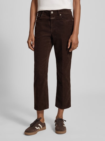 Frauenmodel trägt Straight Fit Jeans in Cord-Optik Modell 'Milo' von Closed, dunkelbraun, 5-Pocket-Design, verkürzte Passform, Nahaufnahme Unterkörper. Elastischer Baumwoll-Mix, sichtbare Textur.