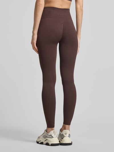 Frauenmodel trägt Leggings mit Logo von aim'n aus Material-Mix mit Stretch-Anteil, Körpernahe Passform, Elastischer Bund, Ganzkörperansicht Rückansicht.