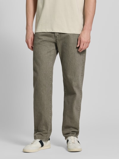 Mannelijk model draagt Relaxed Straight Jeans im Five-Pocket-Style van ARMANI EXCHANGE in grijsbruin, puur katoen, relaxed straight fit, 5-pocketstijl, knoop- en ritssluiting, bandwijdte maat 32/32: 45 cm, binnenbeenlengte maat 32/32: 81 cm, geheel van voren te zien.
