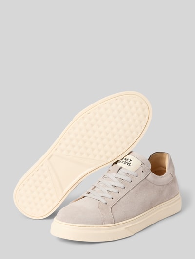 Produktfoto, Sneaker aus Leder mit Label-Detail Modell 'Travis' von Henry Stevens für Herren in hellem Beige, abgerundete Spitze, Schnürung, sichtbare Label-Detail, glatte und matte Texturen, Absatzhöhe 3 cm, Schafthöhe 8 cm, Schaftweite 10 cm, weiße Sohle, Mix aus Echtleder und Rauleder, neutraler Hintergrund.