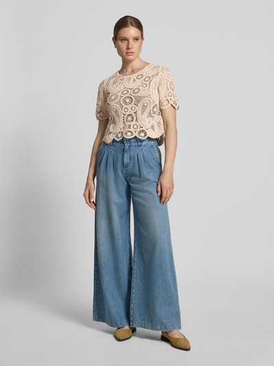 Frauenmodel trägt Strickshirt mit Rundhalsausschnitt von Betty Barclay aus Baumwoll-Mix mit Stretch-Anteil, Häkelspitze, Regular-Fit, ganzkörperansicht von vorne.