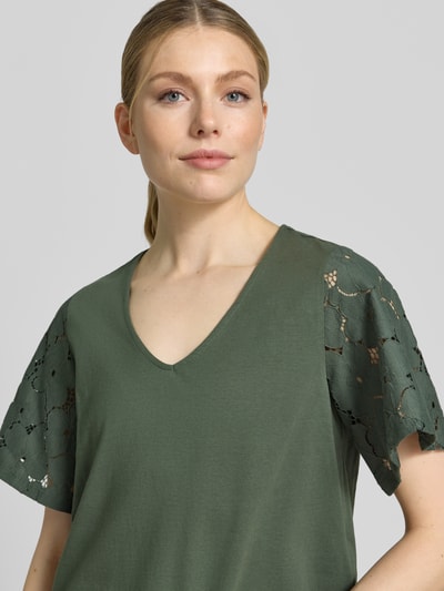 Vrouwenmodel draagt Regular fit blusenshirt uit pure katoen model 'VILLA' van Vero Moda, effen, V-hals, korte mouw met kant, jerseystructuur, Nahaufnahme bovenlichaam.