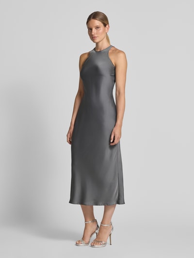 Frauenmodel trägt Abendkleid aus Satin mit Rundhalsausschnitt Modell 'RAVENNA' von VILA, silbergrau, gerader Schnitt, Ganzkörperansicht von vorne.