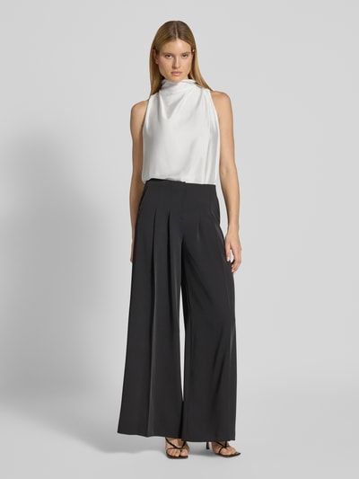 Frauenmodel trägt Blusentop aus Satin mit Raffungen von SWING in Weiß, mit Stehkragen, Regular-Fit, Damen, Ganzkörperansicht von vorne.