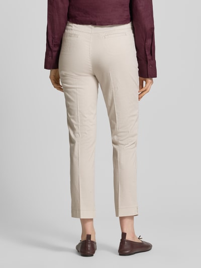 Frauenmodel trägt Regular Fit Chino aus Baumwoll-Mix Modell 'LORELLA' von Raphaela By Brax, Allover-Muster, cremefarben, Ganzkörperansicht Rückansicht.