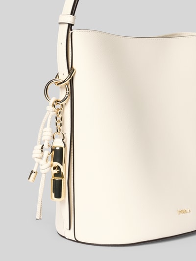 Produktfoto, Handtasche aus Leder mit Label-Detail Modell 'ROXIE' von FURLA in Creme mit goldfarbenen Metallakzenten, Hauptfach mit Magnetverschluss, Innentasche mit Reißverschluss, Schulterriemen, Größe 22x25x17 cm, Riemenlänge 112 cm, feine genarbte Struktur