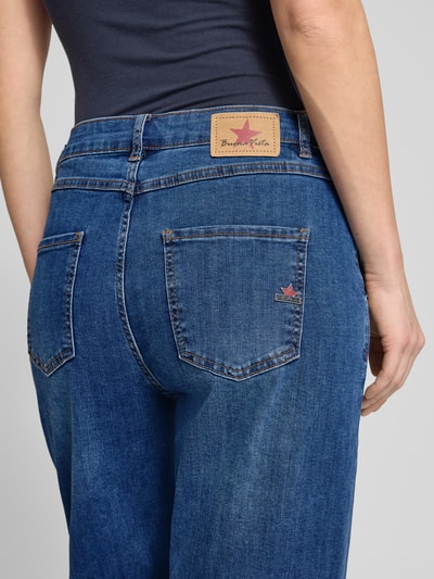 Frauenmodel trägt Jeans mit Gesäßtaschen von Buena Vista, blauer Baumwoll-Mix, lockerer Schnitt, Detailaufnahme Rückansicht.