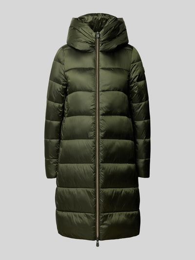 Produktfoto, olivgrüner Steppmantel mit Kapuze, glänzende Oberfläche, Zweiwege-Reißverschluss, Modell 'LYSA' von Save The Duck, gerader Schnitt, seitliche Eingrifftaschen, Label-Patch, Damen Steppmantel, Rückenlänge 91 cm, Schulterbreite 39 cm, Brustweite 40 cm, Ärmellänge 66 cm.