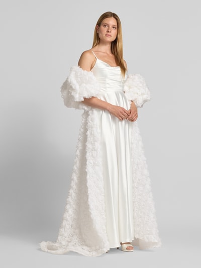 Vrouwenmodel draagt avondjurk met pofmouwen en bloemenapplicaties van LUXUAR FASHION, witte maxi-jurk met open voorkant, ruglengte maat 36: 151 cm, borstwijdte maat 36: 31 cm, mouwlengte maat 36: 22 cm, geheel wit design, vloeiende stof en structuur met 3D bloemen, full body voorkant.
