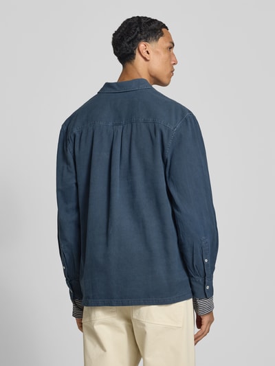 Männermodel trägt Regular Fit Poloshirt mit Polokraag von Officine Générale, puur katoen, borstzak, met lange mouwen, Ruglengte bij maat M: 73 cm, Ganzkörperansicht Rückansicht