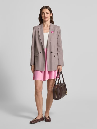 Frauenmodel trägt Minirock mit elastischem Bund Modell 'PELLA' von YAS in Rosa, A-Linie, glatte Textur, Material-Mix mit Stretch, Ganzkörperansicht von vorne.