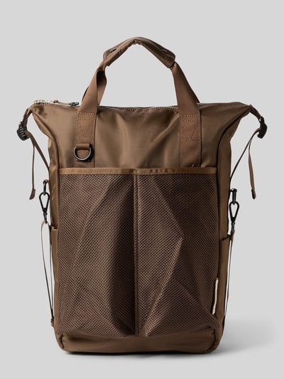 Produktfoto, Rucksack mit Logo-Detail von AY STUDIOS in Braun, Netz-Taschen vorn, verstellbare Schulterriemen, Reißverschluss, stabiles Material