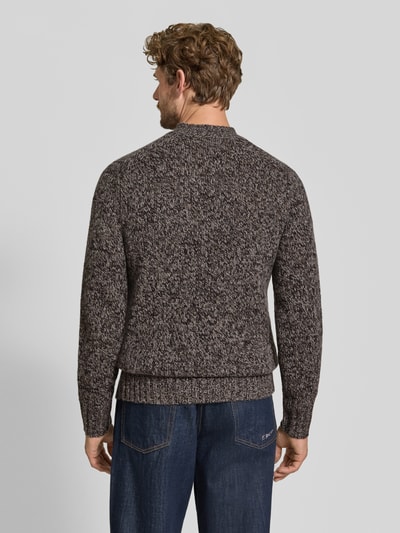 Männermodel trägt Slim Fit Strickpullover aus reinem Kaschmir von FTC Cashmere in Braun-Grau-Melange, Ganzkörperansicht Rückansicht.