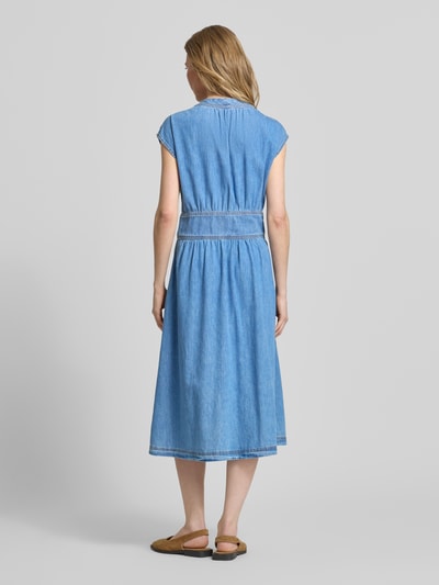 Frauenmodel trägt Midikleid in Denim-Optik Modell 'Love' von Bash, reine Baumwolle, tailliert, ärmellos, Ganzkörperansicht Rückansicht.