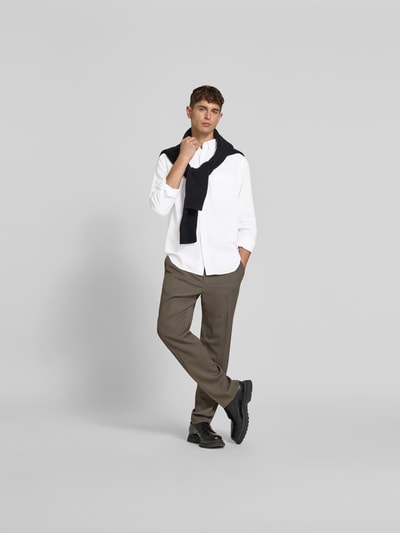 Männermodel trägt Regular Fit Freizeithemd aus Lyocell von Filippa K, weiß, mit Brusttasche und Durchgehende Knopfleiste, Langärmelig, Ganzkörperansicht von vorne. Rückenlänge 80 cm, Schulterbreite 49 cm, Ärmellänge 68 cm bei Größe 50.