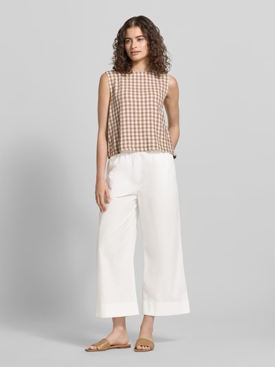 Frauenmodel trägt Relaxed Fit Culotte aus reiner Baumwolle von Marc O'Polo Denim, Optik: Unifarben, Passform: Relaxed-Fit, Länge: Cropped, Bundabschluss: Elastisch, Seitliche Eingrifftaschen, Material: Reine Baumwolle, Farbe: Weiß, fließende Stoffstruktur, Ganzkörperansicht von vorne.
