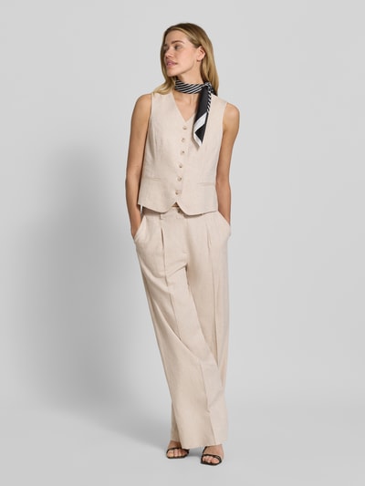Frauenmodel trägt Wide Fit Stoffhose aus Viskose-Mix Modell 'Dazia' von B.Young, Beige, Bügelfalten, Ganzkörperansicht von vorne.