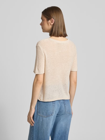 Frauenmodel trägt Regular Fit Strickpullover mit kurzen Ärmeln Modell 'SUNNY' von Only, Optik: Unifarben, Strick, Ganzkörperansicht Rückansicht.