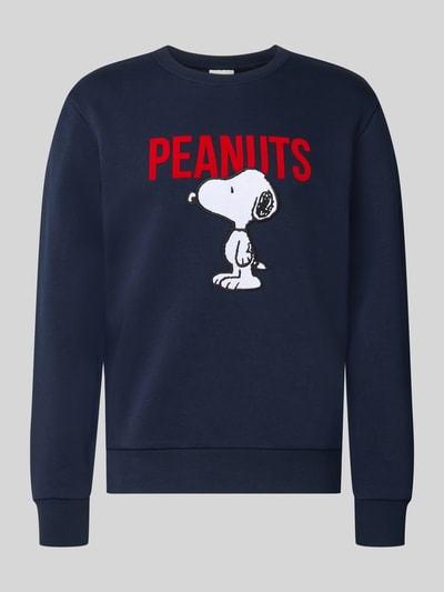 Produktfoto, dunkelblaues Relaxed Fit Sweatshirt aus Baumwoll-Mix von Tom Tailor mit rotem und weißem Peanuts-Motiv auf grauem Hintergrund.