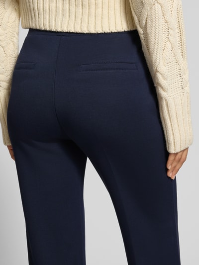 Frauenmodel trägt Flared Cut Hose mit elastischem Bund von Christian Berg Woman, dunkelblau, glatte Textur, Gesäßtaschen, Detailaufnahme, Material-Mix mit Viskose-Anteil