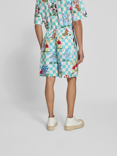 Männermodel trägt Shorts mit Allover-Motiv-Print von Kenzo in Hellblau mit bunten Mustern, reine Baumwolle, relaxed fit, Rückenansicht.