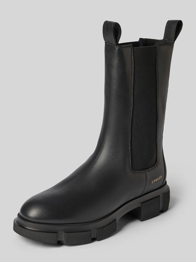 Produktfoto, Lederstiefel mit Label-Detail von Copenhagen aus schwarzer natürlicher skóry, fakturowana podeszwa, detal z logo, zaokrąglony czubek, wysokość obcasa: 5 cm, wysokość cholewki: 23 cm, szerokość w rozmiarze 39: 13 cm