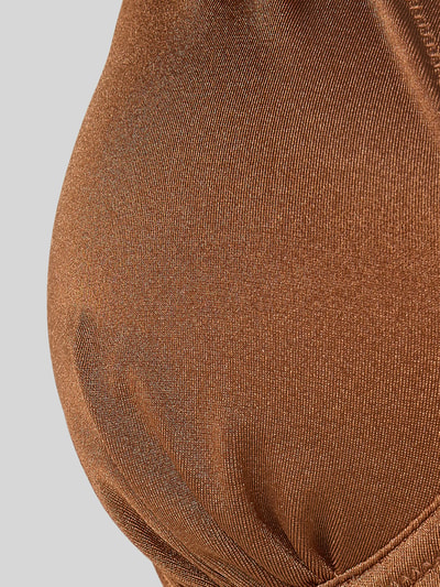 Frauenmodel trägt Bikini-Oberteil mit verstellbaren Trägern von Marie Jo in Braun, Material-Mix mit Stretch-Anteil, Nahaufnahme Oberkörper.