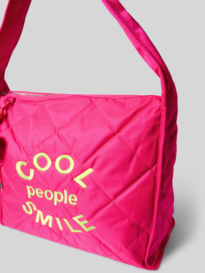 Produktfoto, Shopper mit Statement-Stitching Modell 'Cool People' von miss goodlife, różowy z żółtym napisem, steppnähte, faktura pikowana, Szerokość w rozmiarze 1: 45 cm, długość 41 cm, głębokość 22 cm, długość paska na ramię 74 cm