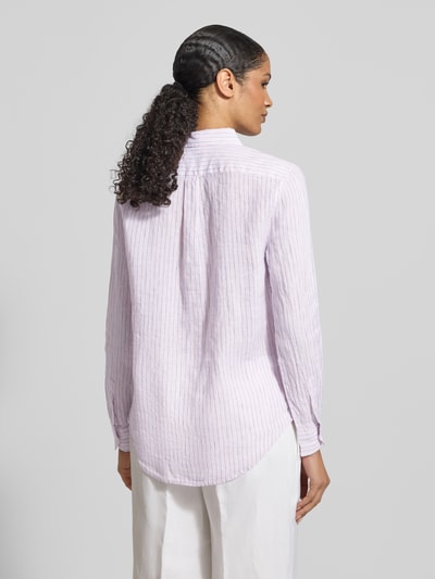 Frauenmodel trägt Hemdbluse aus reinem Leinen von Polo Ralph Lauren in Weiß mit zartem Streifenmuster, lockerer Schnitt, Ganzkörperansicht Rückansicht.