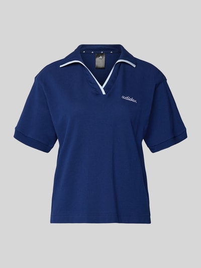 Produktfoto, Poloshirt mit Label-Stitching von adidas Sportswear in Dunkelblau, reine Baumwolle, gerippte Ärmelabschlüsse, lockerer Schnitt